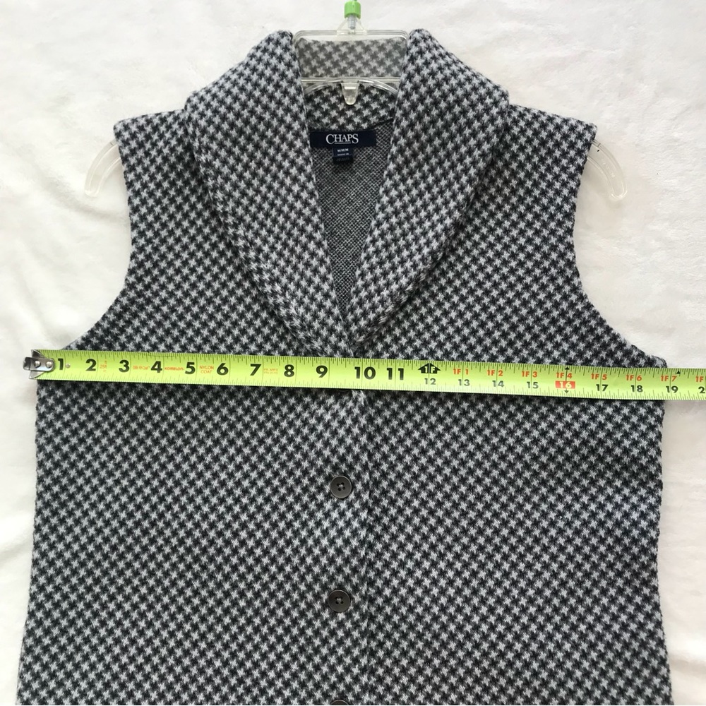 ~ CHAPS SLEEVELESS VEST~ - Picture 5 of 11